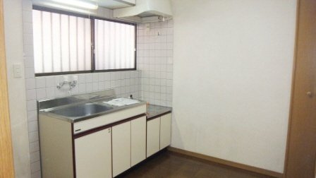 オリンファームの居間・リビング|3.5帖のキッチンです