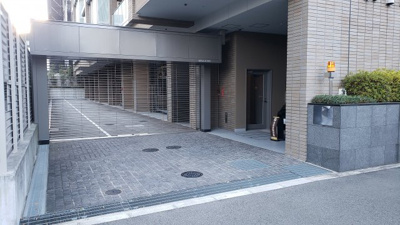 【駐車場】 | パークコート芦屋 | シャッターリングのある屋内駐車場