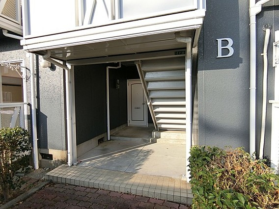 上津コーポC棟のエントランス