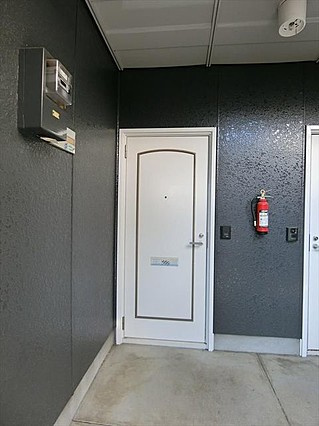 上津コーポC棟の玄関