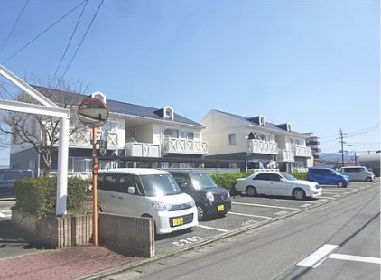 上津コーポC棟の駐車場|敷地内に駐車場がございます