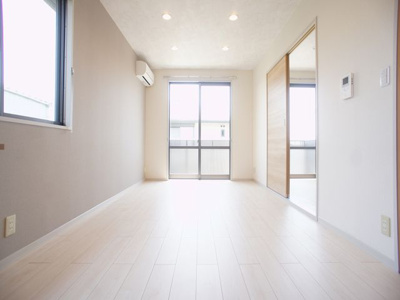 【居間・リビング】 | メゾンスターベストＢ | リビングには便利な収納があります♪