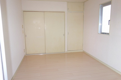 【洋室】 | オリーブハウス船橋 | 洋室6帖をバルコニー側から