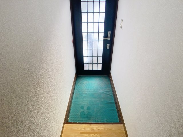 春アパートの玄関