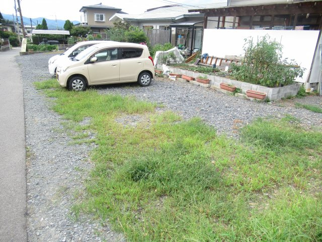 春アパートの駐車場