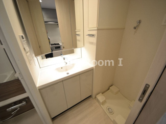 【独立洗面台】 | ＯＰＵＳ　ＲＥＳＩＤＥＮＣＥ　ＳＨＩＮＳＡＩＢＡＳＨＩ　ＳＯＵＴＨ | 独立洗面台、小物を置くことができて便利です