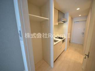 【キッチン】 | ＯＰＵＳ　ＲＥＳＩＤＥＮＣＥ　ＳＨＩＮＳＡＩＢＡＳＨＩ　ＳＯＵＴＨ | こまごまとしたものを収納できそうですねグリル付キッチンです