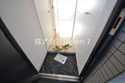 【玄関】 | ドゥーエ谷町 | 明るい玄関です
