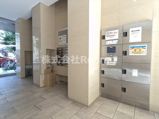 【その他共用部分】 | ドゥーエ谷町 | 宅配ＢＯＸです。落ち着いたロビーです