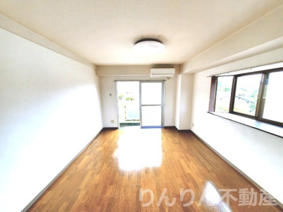 【居間・リビング】 | パールメゾンII | こちらの居間で趣味の時間をお楽しみください