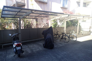 【その他共用部分】 | 屋根付きの駐輪場で雨が降っても大切な自転車が濡れなくてすみますね♪自転車はちょっとした移動手段に便利ですよね！