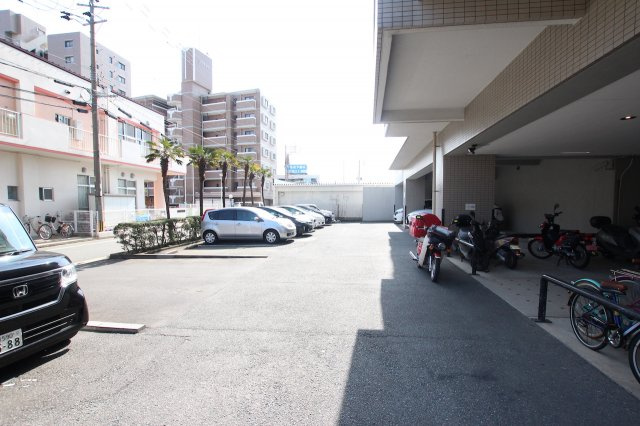 アドリーム下大利の駐車場