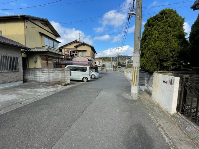 閑静な住宅街の明るく開放的な吹抜けのある２ＬＤＫ◆令和３年１２月にリフォーム済み◆伏見区深草鞍ヶ谷の前面道路含む現地写真|前道