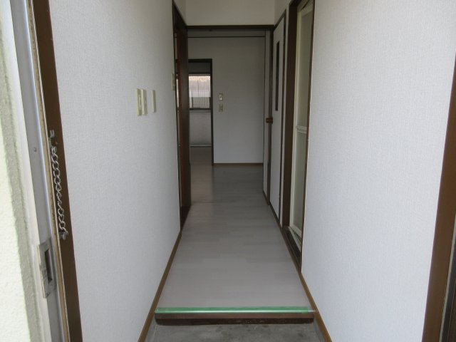 伊勢田マンションの玄関