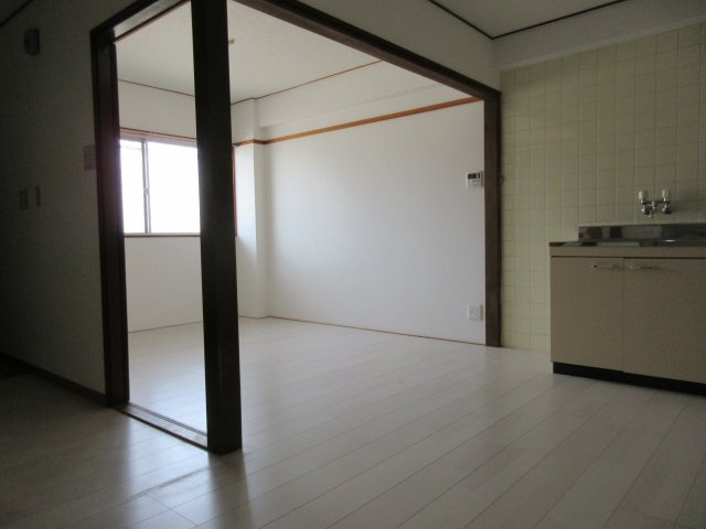 伊勢田マンションの洋室