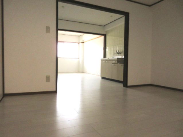 伊勢田マンションの洋室