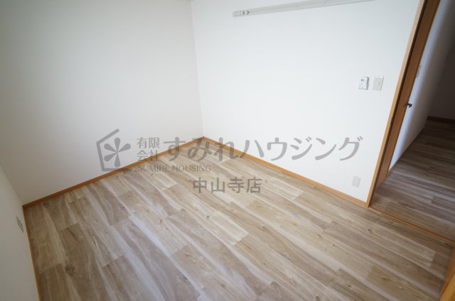 グリーンフォーレスト伊丹　A棟の寝室|参考、同建物・反転間取りの号室