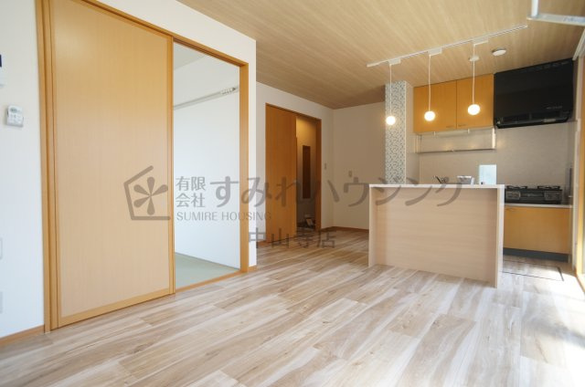 グリーンフォーレスト伊丹　A棟の居間・リビング|参考、同建物・反転間取りの号室