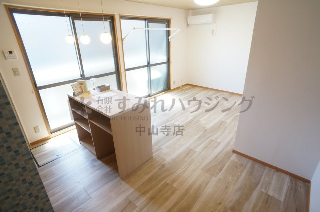 グリーンフォーレスト伊丹　A棟の居間・リビング|参考、同建物・反転間取りの号室