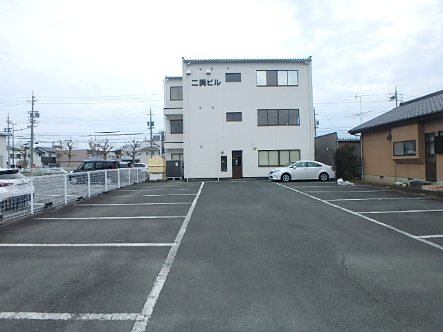 二美ビル丸塚の駐車場