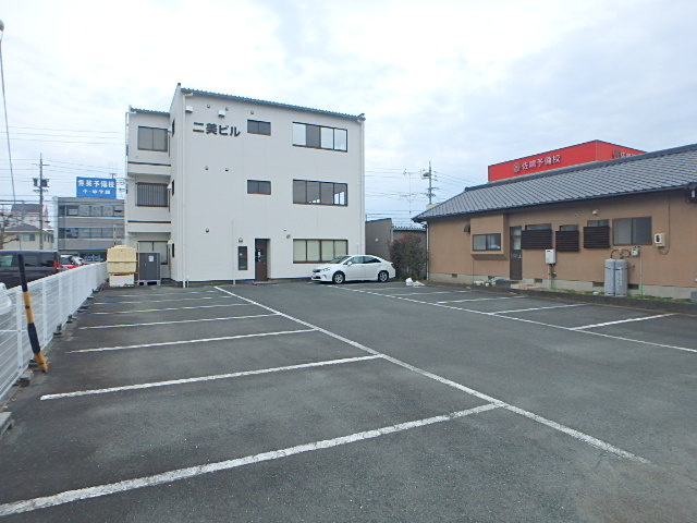 二美ビル丸塚の駐車場