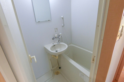 【浴室】 | レ・プレリュード | ユニットバス・追い焚き機能付き
同設備の別室写真を使用しております。