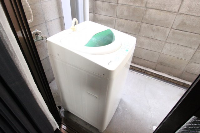 メゾンウィング ( 近畿大学 一人暮らし )のバルコニー|リノベーション前の写真です。