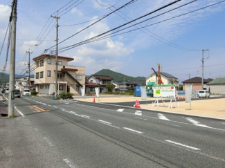 【前面道路含む現地写真】 | 西から団地への道幅も広く進入しやすいです。