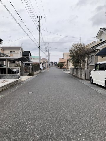 加須市上崎の中古一戸建の前面道路含む現地写真