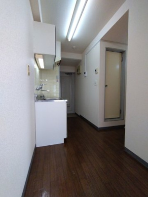 【その他】 | カームハイツ | 洋室側よりキッチン・玄関撮影。