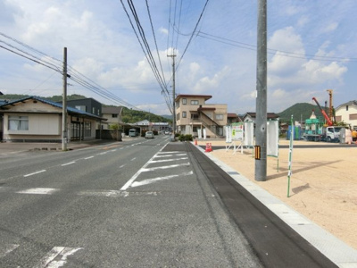 【前面道路含む現地写真】 | 土地　鴨方町鴨方　全9区画 | 分譲地西道路。幅員約10ｍ。