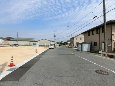 【前面道路含む現地写真】 | 土地　鴨方町鴨方　全9区画 | 分譲地南道路。幅員約7ｍ。