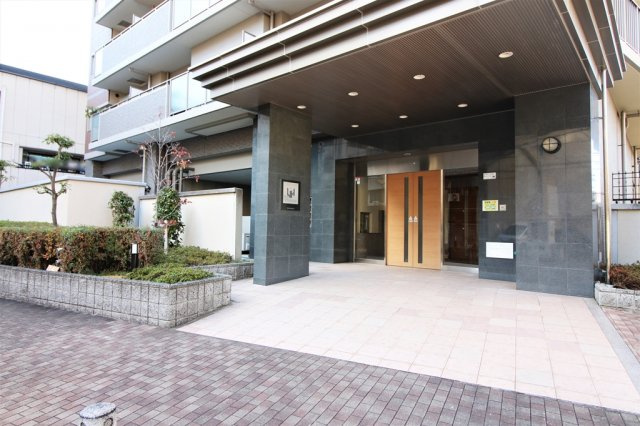ユニハイム緑橋のエントランス|キチンと管理の行き届いた綺麗なエントランスです。