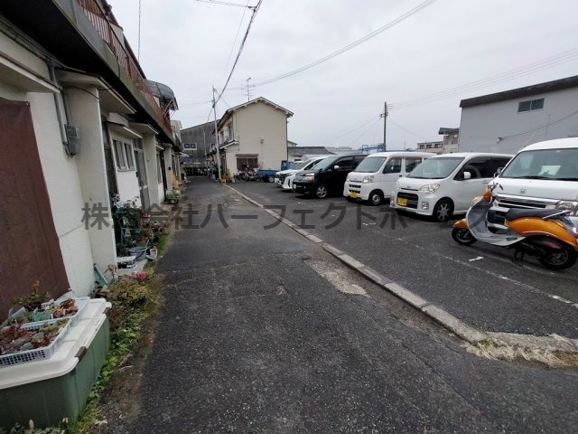 青野ハウスの駐車場
