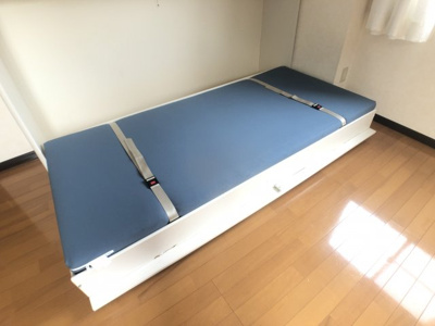 【その他】 | すみやコート国立 | 折り畳みベッドです。使わない場合は収納しておけます。※写真は別のお部屋のものです。