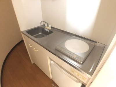 【キッチン】 | すみやコート国立 | ミニ冷蔵庫ついてます。※写真は別のお部屋のものです。