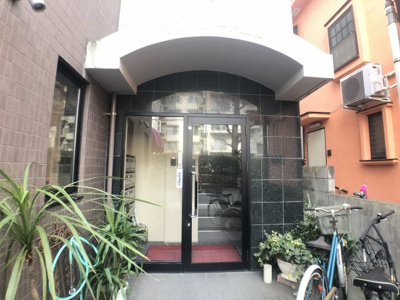 【エントランス】 | すみやコート国立 | 写真右側が駐輪場です。