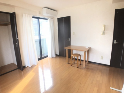 【洋室】 | すみやコート国立 | 机・椅子は撤去可能です。※写真は別のお部屋のものです。
