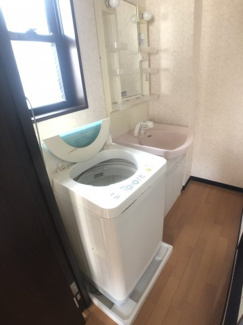 【洗面所】 | すみやコート国立 | 洗濯機は撤去も可能です。※写真は別のお部屋のものです。