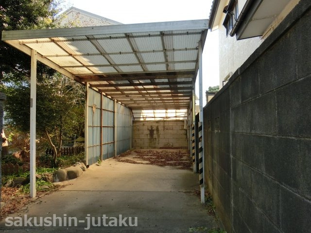 作新台７丁目　中古戸建の駐車場|カーポート屋根付　2台駐車可（車種によります。）