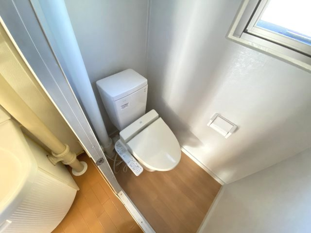 明るい窓付きトイレ★