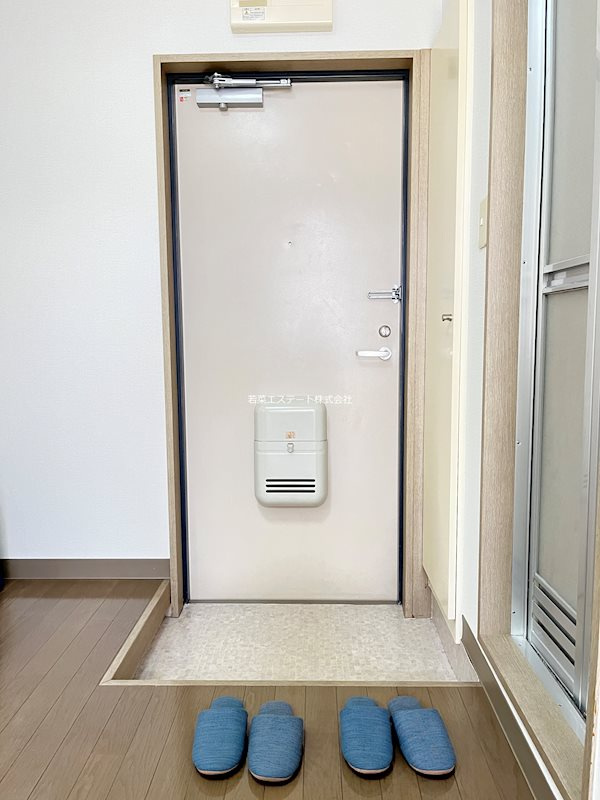 イルプリモの玄関|※掲載写真は同物件別号室の参考写真です。実際のお部屋とは間取り・設備・内装等が異なる場合があり、現況を優先とします。