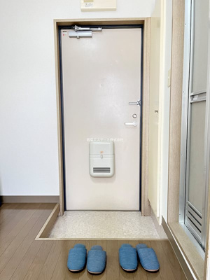 【玄関】 | イルプリモ | ※掲載写真は同物件別号室の参考写真です。実際のお部屋とは間取り・設備・内装等が異なる場合があり、現況を優先とします。