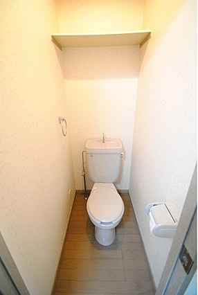 イルプリモのトイレ|※掲載写真は同物件別号室の参考写真です。実際のお部屋とは間取り・設備・内装等が異なる場合があり、現況を優先とします。