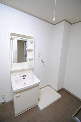 【洗面所】 | イルプリモ | ※掲載写真は同物件別号室の参考写真です。実際のお部屋とは間取り・設備・内装等が異なる場合があり、現況を優先とします。