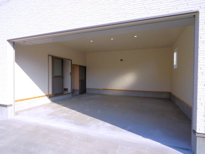 【駐車場】 | リランド藤曲BASE | ２台並列ガレージ。バイク置き場、趣味（キャンプ用品等、作業場）、こどもの遊び場としても。