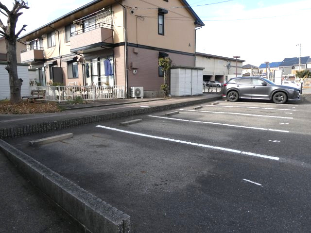 エクセル神明の駐車場
