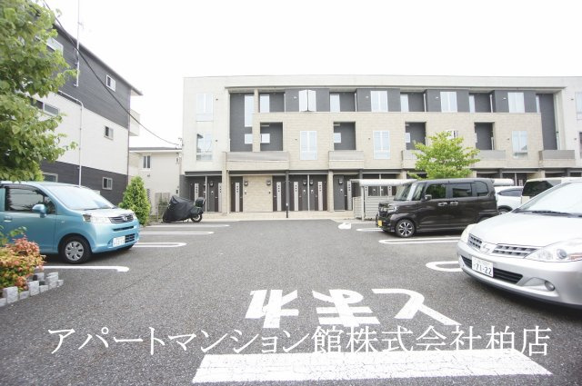 オルム・アルページュの駐車場