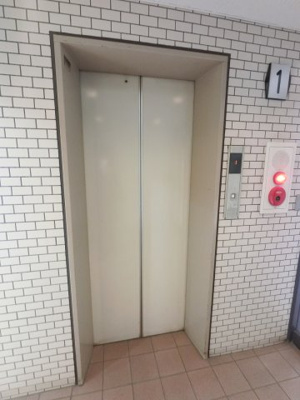 【その他共用部分】 | 【売主直売】朝日プラザ二俣川Ⅱ | お買い物時やベビーカーの出し入れに便利なエレベーター付です。