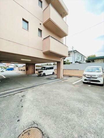 アンピール二日市の駐車場